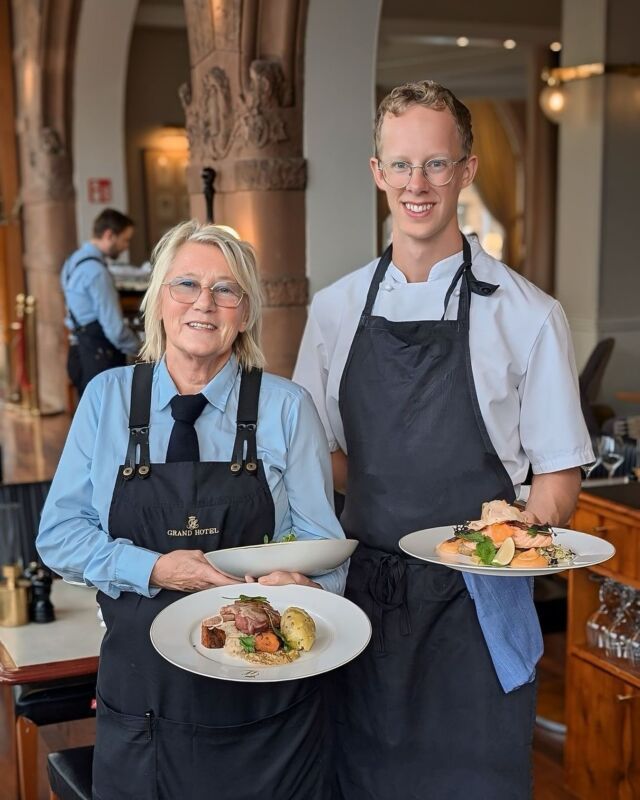 @grandilund Vi firar höstlovsvecka på Grand med fantastiska lunchrätter. Vad sägs om halstrad lax med sotad spetskål, glacerad fläskbog med surkål eller pumparisoni med stekta kantareller. Anki och Anton hälsar er varmt välkomna!

#grandilund #grandlundhotel #besthotelinlund #visitlund #visitgrandhotel #lundcity #lund #sweden #skåne #sverige #bistrogambinus #ingrid #wine #winelovers #foodandwine #finewine