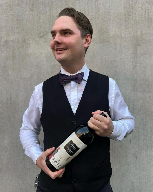 @matochdestillat Idag är det Lill-Lördag och vår sommelier Simon vill påminna er om att ni borde komma in på ett bättre glas Barolo ikväll! 🍷
För att uppmärksamma Barolo Week har vi satt upp Fonatanafreddas Serralunga d’Alba på glaslistan till extra schysst pris, välkomna!

#baroloweek #fontanafredda #lillördag