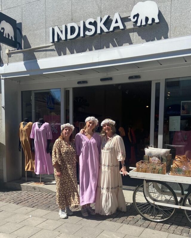 @indiska_lund Vilket underbart väder vi har fått☀️och imorgon är det midsommarafton!

Saknar du den där härliga klänningen eller något annat till helgen, hjälper vi dig gärna ❤️

Blusen och kjolen på sista bilden är på rea👍

Obs! Kransarna kommer från @uropennofficial i Lund city🙏

Varmt välkommen in till oss på INDISKA 

#indiska_lund #lundcity @indiskaofficial #klänningar #dresses #fashion #midsommar #myindiska