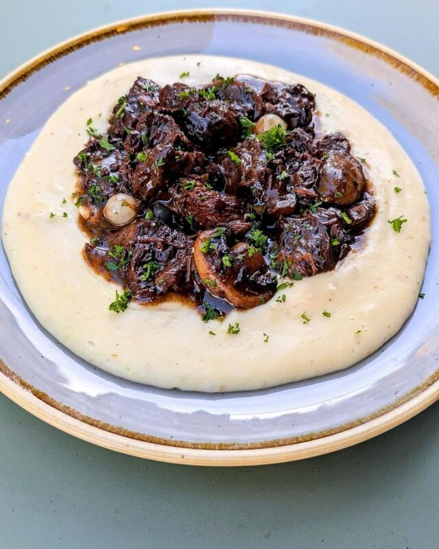 @lenoteket Ni har inte missat att på torsdag släpper vi årets Beaujolais Nouveau väl?! Och dagen till ära kör vi franskt tema i köket!

Crevettes a la provencale
Rilette
Boeuf bourguignon
Fransk ost o chark 
Crostini med foie gras 💥  Vi öppnar dörrarna 16.00. Välkomna! Boka gärna bord men vi välkomnar även dropin.
.
.
.
.
#visitlund #lund #vinimportör #wine #lunch #winebar #vinbar #vin #tourism #visitlund #wineoclock #wineimport #europe #hungary #croatia #slovenia #italy #spain #austria #portugal #veckansvärsting #pingus #bubbelonsdag #provning #tasting #vinprovning #winetasting #beaujolaisnouveau