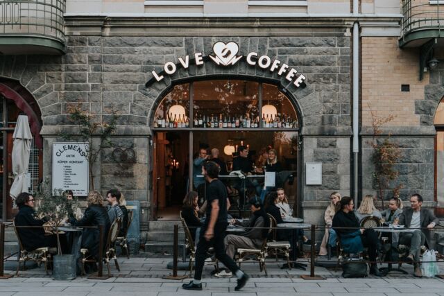 ”Med fokus på hållbar kaffeodling”
Tid: Onsdag 6 november kl. 17:00-18:00
Plats: Love Coffee, Clemenstorget

Daniel Remheden går igenom grunderna för specialkaffe kontra industriellt kaffe, och berättar om erfarenheter från sin resa till Costa Rica i syfte att besöka Love Coffees kaffeproducenter. Kaffe finns såklart, men även vin, öl & snacks. Presentationen tar ca 45 min + frågestund.

Begränsat antal platser! 

Arrangemanget är kostnadsfritt men kräver föranmälan på Handelsföreningens hemsida:
https://handelsforeningen.se/hallbar-kaffeodling/

Ett arrangemang av Handelsföreningen i Lund i samarbete med Love Coffee @lovecoffeelund